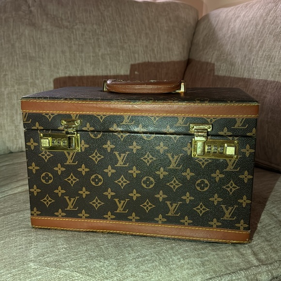 Louis Vuitton Monogram Case - Picture 2 of 4